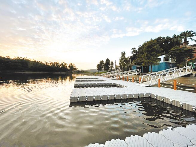 苗栗縣政府文化觀光局成功爭取交通部觀光署補助2億元，推動明湖水岸遊憩廊帶亮點計畫，文觀局22日在頭屋鄉舉行公聽會，地方樂觀其成，預計今年3月將陸續建置完成陸、海、空遊憩設施，盼打造苗栗在地觀光新亮點。（苗栗縣政府提供／李京昇苗栗傳真）