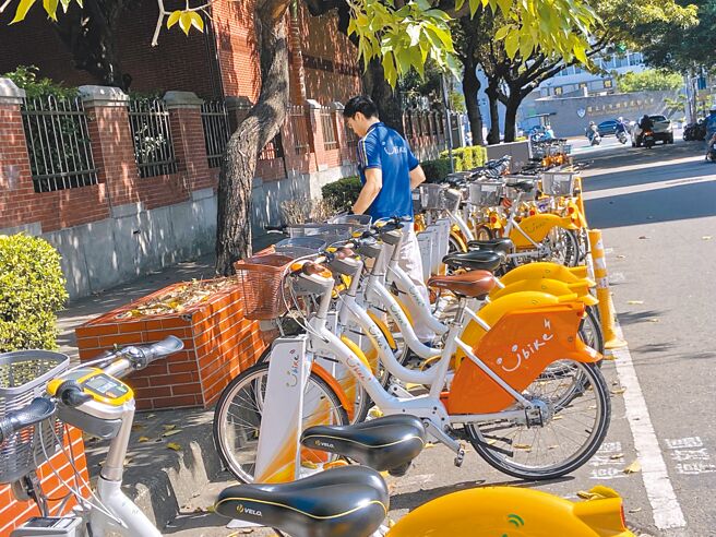 台中市政府推動「iBike倍增計畫」，朝「里里有iBike」目標邁進，但市議員認為站點設置不均且目前許多里仍未設置站點，要求交通局加速推動。（林欣儀攝）