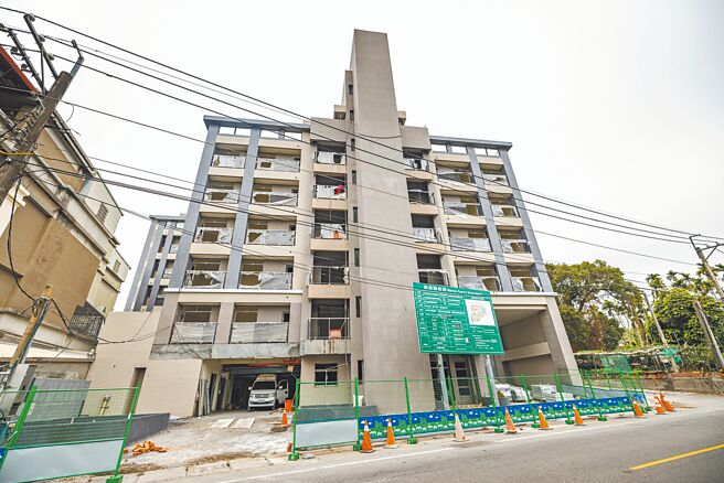南投市文化路的第1期青年住宅即將完工，縣府22日通過《南投縣青年住宅出售辦法》，申購人年齡從20歲下修至18歲，最快6月公開抽籤。（南投縣政府提供／楊靜茹南投傳真）