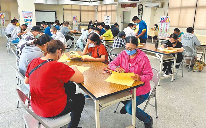 因应农历春节前后的转职潮，劳动部劳动力发展署云嘉南分署台南就业中心提前于春节前举办2场徵才活动，合计提供560个工作机会。图为过去徵才活动的现场。（台南就业中心提供／洪荣志台南传真）