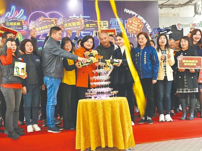 雲林縣政府22日舉辦「龍耀雲騰」迎新春記者會，聘「森林王子」張泰山（前左六）擔任觀光大使，縣長張麗善（前左五）表示，希望2024年能突破2000萬旅遊人次大關。（張朝欣攝）