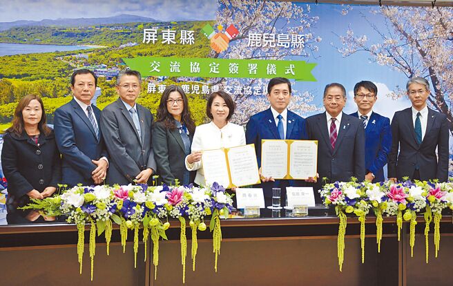 屏東縣長周春米（右五）與日本鹿兒島縣知事塩田康一（右四），22日簽署交流協定，期待未來雙方在教育、觀光、農業等領域更進一步合作。（林和生攝）