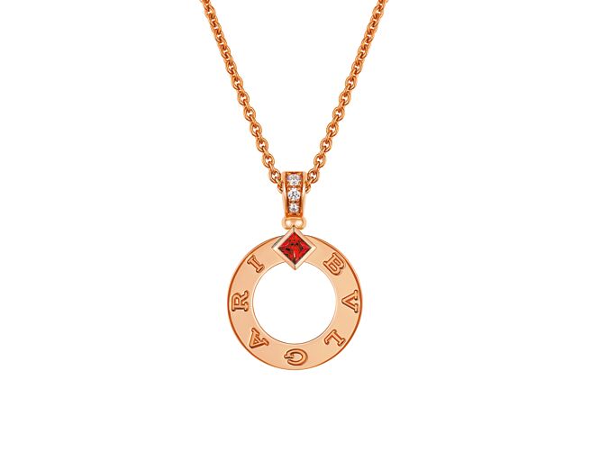 寶格麗年節限定BULGARI BULGARI系列項鍊，鑲有方形紅寶石。（BVLGARI提供）