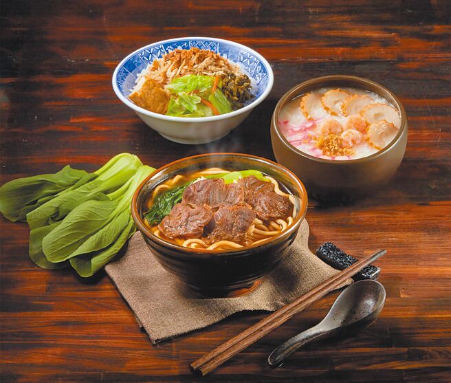 OKmart與國宴主廚溫國智攜手推「台式庶民美食」系列，包括紅燒牛肉麵等共6道美食。（OKmart提供）