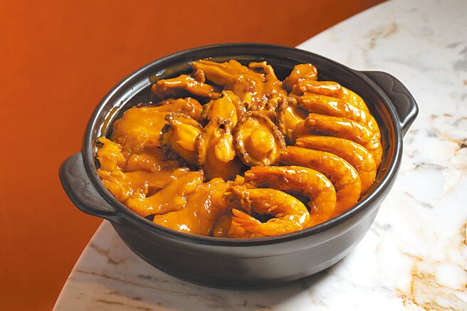 台北101捌伍添第添第一品盆菜，6880元。（台北101提供）