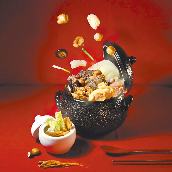 微風廣場、BREEZEONLINE上海茶樓年菜熟食一品花雕雞佛跳牆，推薦價9800元。（微風提供）