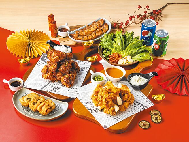 韩式炸鸡品牌bb.q CHICKEN今年与人气YouTuber「韩勾ㄟ金针菇」的自创品牌「金家ㄟ」合作，即日起推「肯琼酱炸鸡」。另顺应春节也推「龙来趣啃餐」（见图），只要生肖属龙或名字中「ㄌㄨㄥˊ」者加购肯琼酱不加价。（bb.q CHICKEN提供）