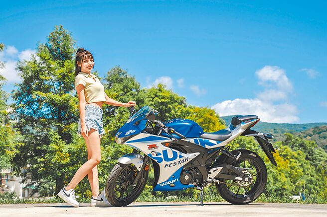 SUZUKI台铃机车推出新年大礼，针对旗下拥有强劲动力与轻量化车身设计的GSX-R150（见图），仅需9.8万元即可拥有R之灵魂、传承赛道基因的最强轻檔跑车；并且拥有不限里程、2年保固，让骑士可以更安心自在的骑乘。（台铃机车提供）