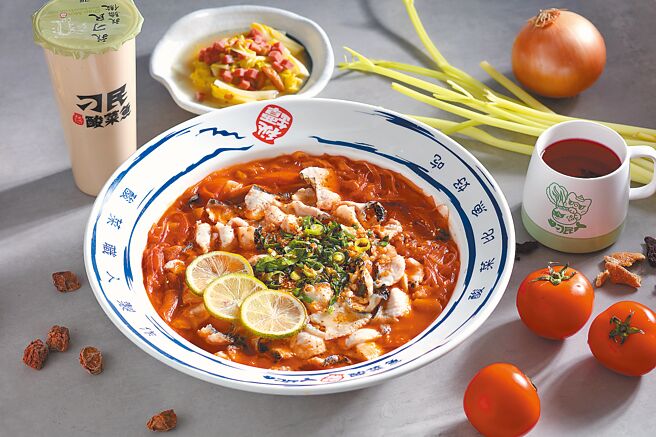 刁民酸菜魚「初戀番茄魚」酸甜風味平衡，最後放入話梅、檸檬等增香去腥。（刁民酸菜魚提供）