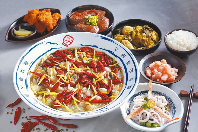 刁民酸菜魚「秘罈酸菜魚」酸甜辣交融，並以花椒增添麻度最後撈出，讓消費者用餐更方便。（刁民酸菜魚提供）