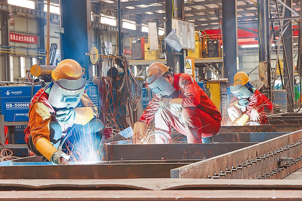 《南華早報》撰文分析，大陸將繼續面臨地方債務、通貨緊縮、金融去風險化、人口結構等難題。圖為貴州省黔南州一家鋼鐵加工廠。（中新社）
