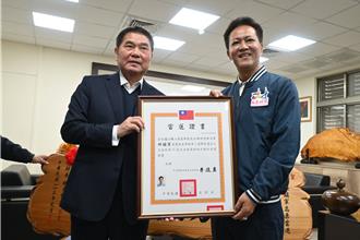 鍾東錦頒贈當選證書恭賀邱鎮軍 這樣點評選戰
