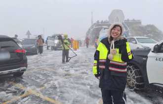 追雪族嗨翻！超可愛女警合歡山「比YA甜笑」融化4萬人