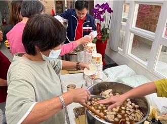 抗寒！分局長備薑茶、鎮長煮麻油雞 暖公僕心也暖胃