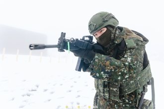 罕見畫面曝！武裝憲兵大雪中執行高山「國防耳目」雷達站護衛演練