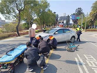 金門男開車迴轉撞倒腳踏車 騎士左腳骨折倒地痛哭急送醫
