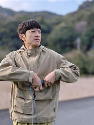 霸王寒流來襲！中天6主播「衝陽明山追雪」72小時 感冒依舊敬業