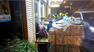 寒流來襲又冷又雨！瑞芳拾荒婦睡候車亭  警憂失溫急救援