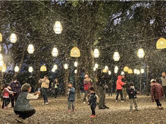 屏東「下雪」了！萬年溪燈區變身銀白色世界 小朋友嗨翻
