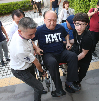 吳斯懷昔坐輪椅   被綠粉酸「賣口香糖」