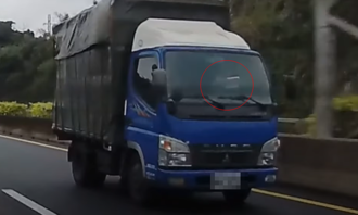 辛酸畫面流出？貨車駕駛國道再現「一心兩用」絕活 網酸：不意外
