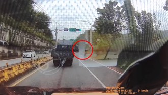 黃牌機車撞左轉小黃 騎士拋飛落地！駕駛下車軟腳