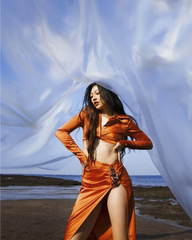 琟娜Verna推出首張EP《量子幹嘛糾纏》。（谷優娛樂提供）