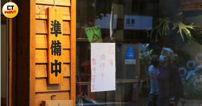 茉莉书店老板娘怒上网PO文，隐家拉麵立即回应绝非恶意排放油污，愿意负担清洁费用，并暂停营业更新管线。（图／黄耀徵摄）