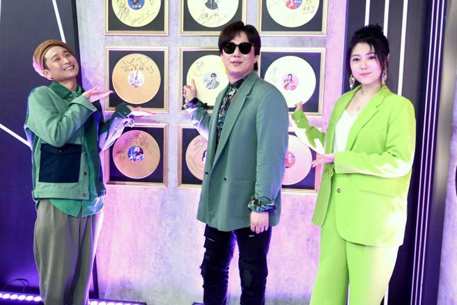 2022年浩子（左起）、萧煌奇、曹雅雯，一起主持华视歌唱节目《上奅台湾歌2.0》。（图／华视提供）