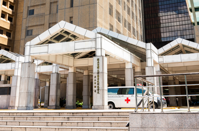 入冬最強寒流襲台，加上新冠及流感等呼吸道疾病齊發，台大醫院急診昨日出現爆滿情況。（示意圖，shutterstock／達志）