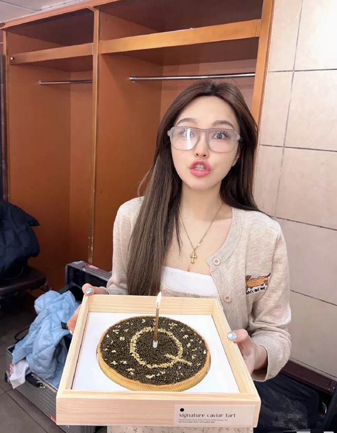 周扬青送的蛋糕被网友嫌丑。（图／微博）