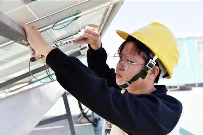 曾擔任多年成音師的胡珈綺看好太陽能產業前景，透過職訓成功轉換跑道。（雲嘉南分署提供／張毓翎台南傳真）