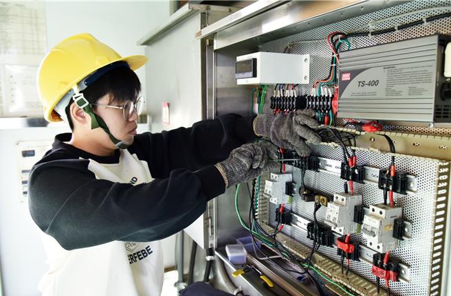 胡珈綺鼓勵同樣想入行或轉職的女性朋友，勇敢跨出第一步，只要有心、肯學就做得到。（雲嘉南分署提供／張毓翎台南傳真）