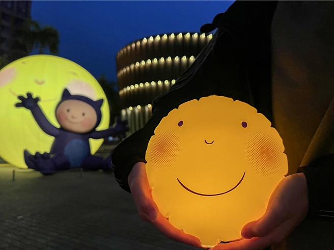 設計有別於過往的摺紙小提燈，圓圓的造型像一顆小月亮捧在手心，傳遞擁抱溫暖、相聚。（台南市政府文化局提供／張毓翎台南傳真）