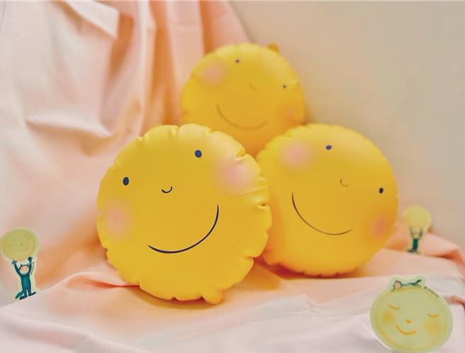 文化局與幾米合作推出「小團圓」月亮造型充氣燈籠，自1月27日起限時兌換。（台南市政府文化局提供／張毓翎台南傳真）