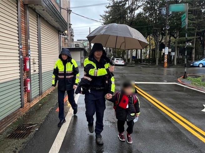 6岁男童寒流来背书包离家出走冷，员警协助送他返家。(警方提供／吕筱蝉桃园传真)