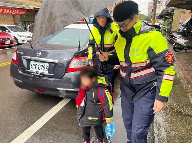 6岁男童寒流来背书包离家出走冷，员警协助送他返家。(警方提供／吕筱蝉桃园传真)