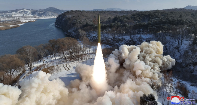南韓軍方表示，北韓在當地時間24日上午7時向黃海發射多枚巡弋飛彈。圖為北韓1月14日試射中程超音速飛彈。（資料照／美聯社、朝中社）