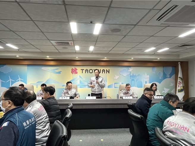 桃園市政府24日舉行市政會議，市長張善政說明寒害應變措施，針對農損部分將從寬認定、務必於年前發放。（陳夢茹攝）