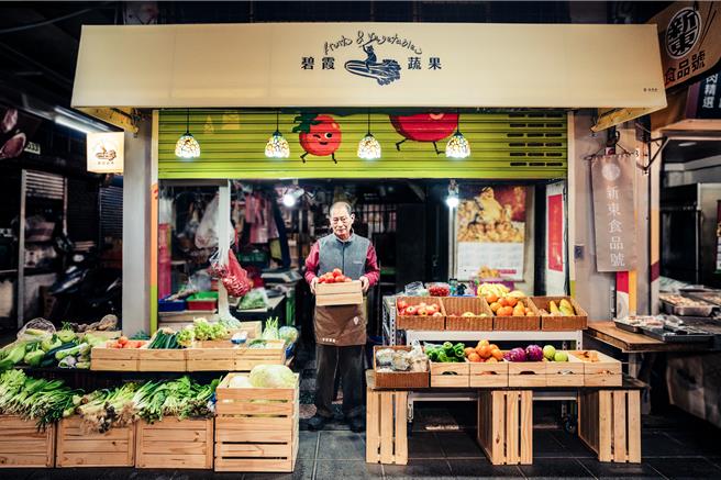 新竹市政府近日以文化美學導入設計，改造老舊攤位，整體煥然一新。（新竹市政府提供／王惠慧新竹傳真）