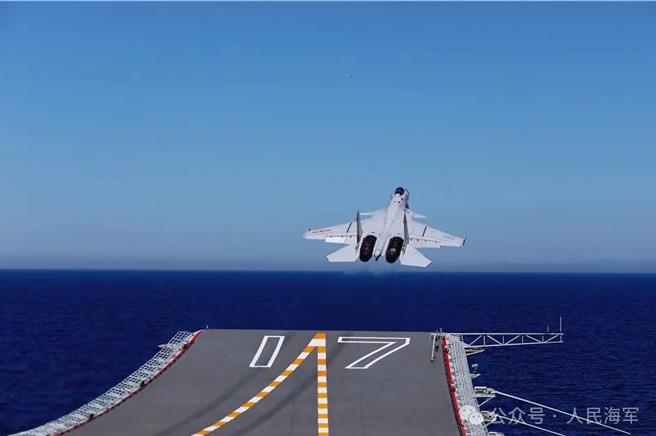 陆航空山东舰开展多科目常态化军事训练。（大陆人民海军微信公号）