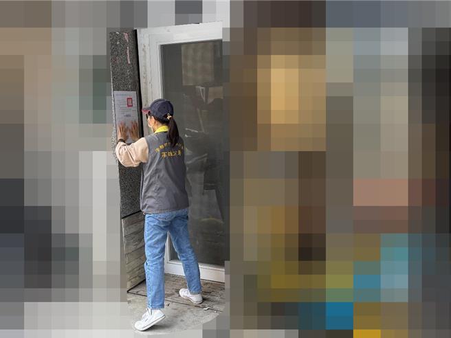 許姓男子酒駕拒測被罰18萬元卻拒繳罰單，房子被貼上封條。（翻攝照片／洪靖宜高雄傳真）