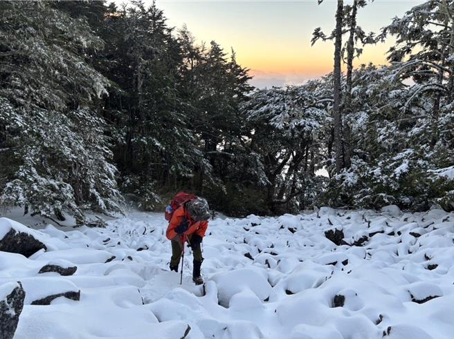 台中市消防局說，46歲陳姓男登山客於品田山3.5K處有失溫現象需要救援，且山上積雪深厚，部份路徑無法辨識，相當緊急。（台中市消防局提供／張妍溱台中傳真）