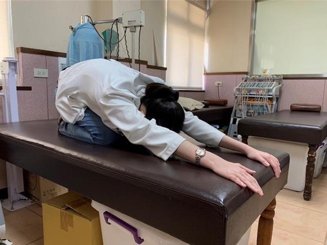 第一式。（活力得中山脊椎外科医院提供／杨舒婷高雄传真）