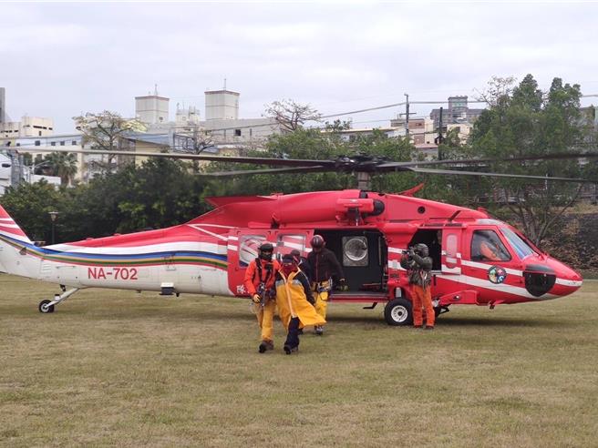 台中市消防局通知消防署申請直升機吊掛救援成功，將46歲陳姓男登山客送至東勢河濱公園，由東勢91載送陳至醫院救治，所幸無大礙。（台中市消防局提供／張妍溱台中傳真）