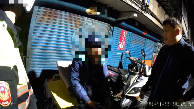 警方向犯嫌询问案情。（图 / 刘咏韵翻摄）