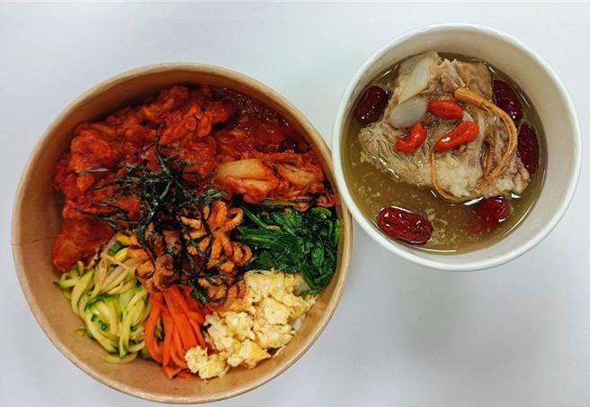 台鐵首次以便當加湯品套餐組合，推出「韓式炸雞拌飯人參排骨湯」。（台鐵公司提供／蔡亞樺台北傳真）