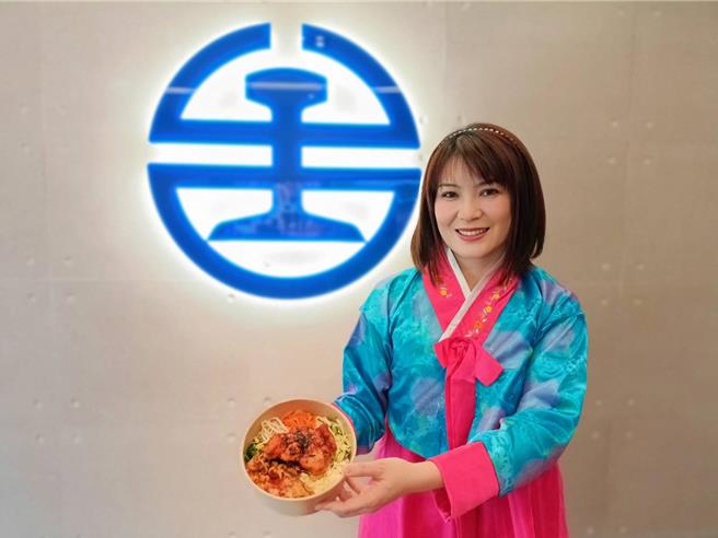 台鐵首次以便當加湯品套餐組合，推出「韓式炸雞拌飯人參排骨湯」。（台鐵公司提供／蔡亞樺台北傳真）