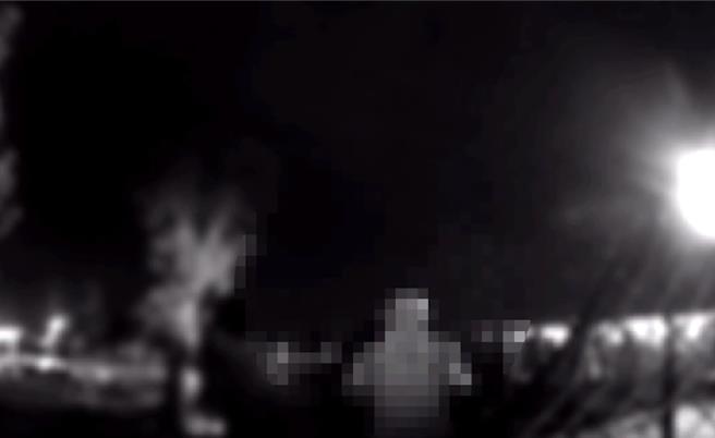 幾名男女不滿遭重複盤查，其中1名男子怒嗆員警。（翻攝照片／洪靖宜高雄傳真）