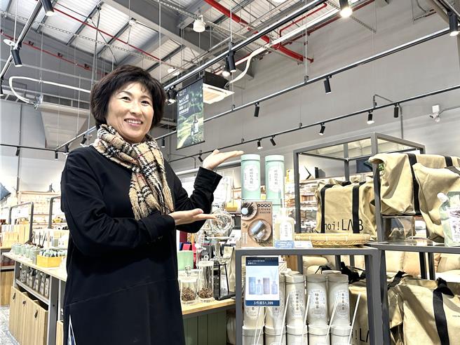 特力屋台东店今天开幕，选用台东特产红乌龙打造专属台东香氛。（蔡旻妤摄）